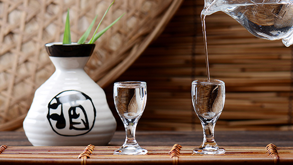 為什么中國白酒用蒸餾酒設(shè)備一次蒸餾就能獲得很高度數(shù)的原酒<div id= 為什么中國白酒用蒸餾酒設(shè)備一次蒸餾就能獲得很高度數(shù)的原酒?