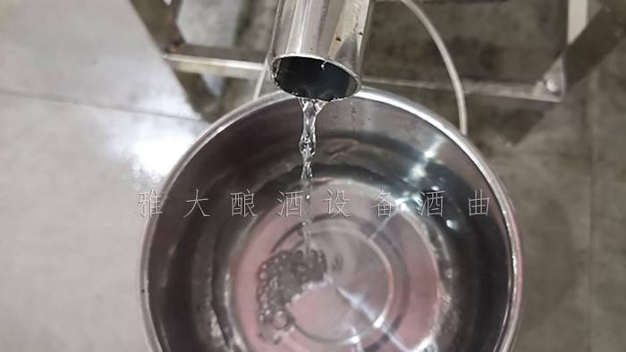 830將頭酒接在一起，儲存一段時(shí)間后做調(diào)味酒用