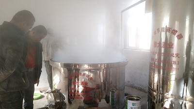 為什么越來(lái)越多的人選擇用不銹鋼釀酒設(shè)備回農(nóng)村開酒坊？