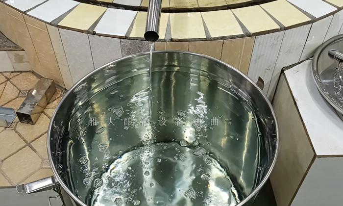 9.6用雅大釀酒設備剛蒸的新酒