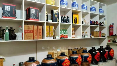1條街4家用蒸酒設(shè)備烤酒的白酒鋪，不見顧客上門卻一直開著