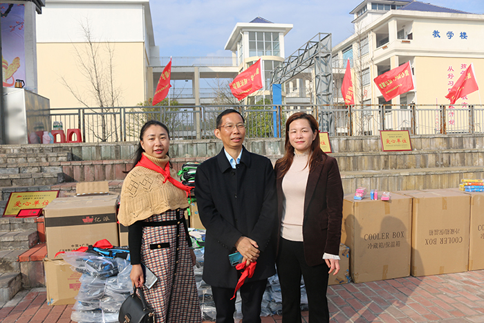 雅大董事長(zhǎng)胡順開與五里堆小學(xué)校長(zhǎng)合影