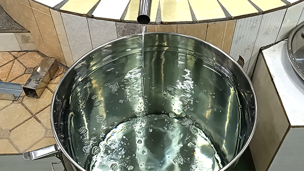 用烤酒設(shè)備烤酒時，怎樣才能得到更多低度酒？