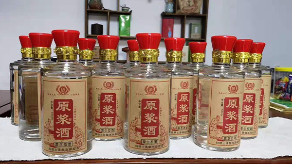 堅持用白酒釀酒設(shè)備做純糧酒，每天釀2鍋酒還不夠賣！
